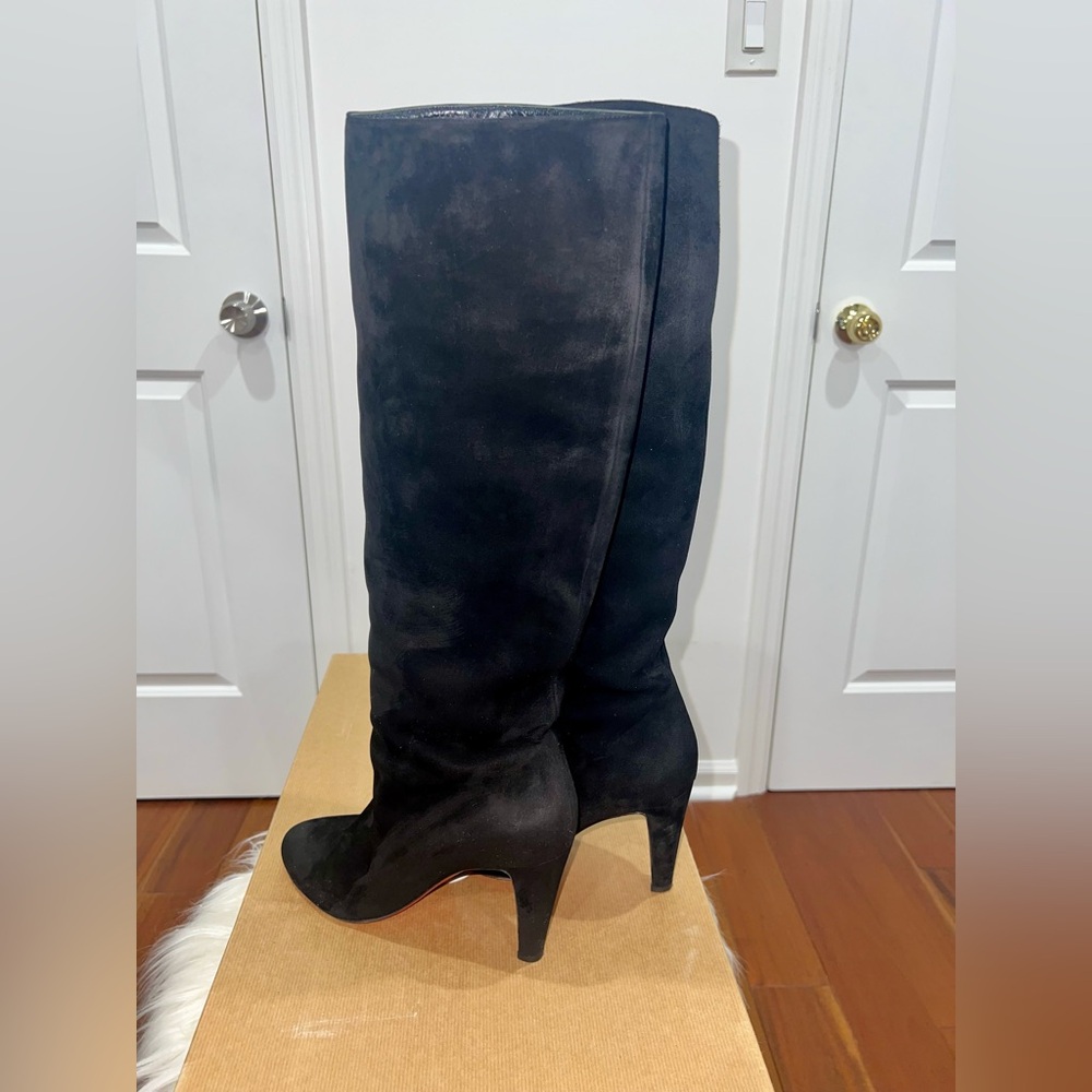Christian Louboutin women's boot
100% suede sole
used scuffed sole
Heel 8.5 cm